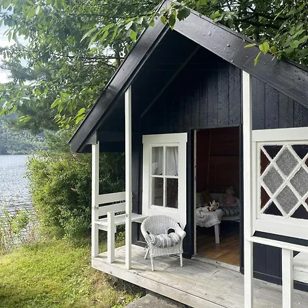 With Shoreline By Brusdalsvannet Holiday home *