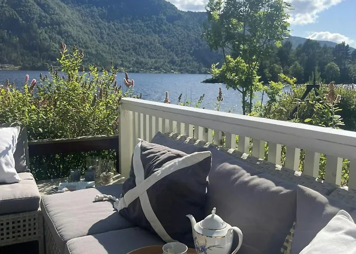 With Shoreline By Brusdalsvannet Dom wakacyjny